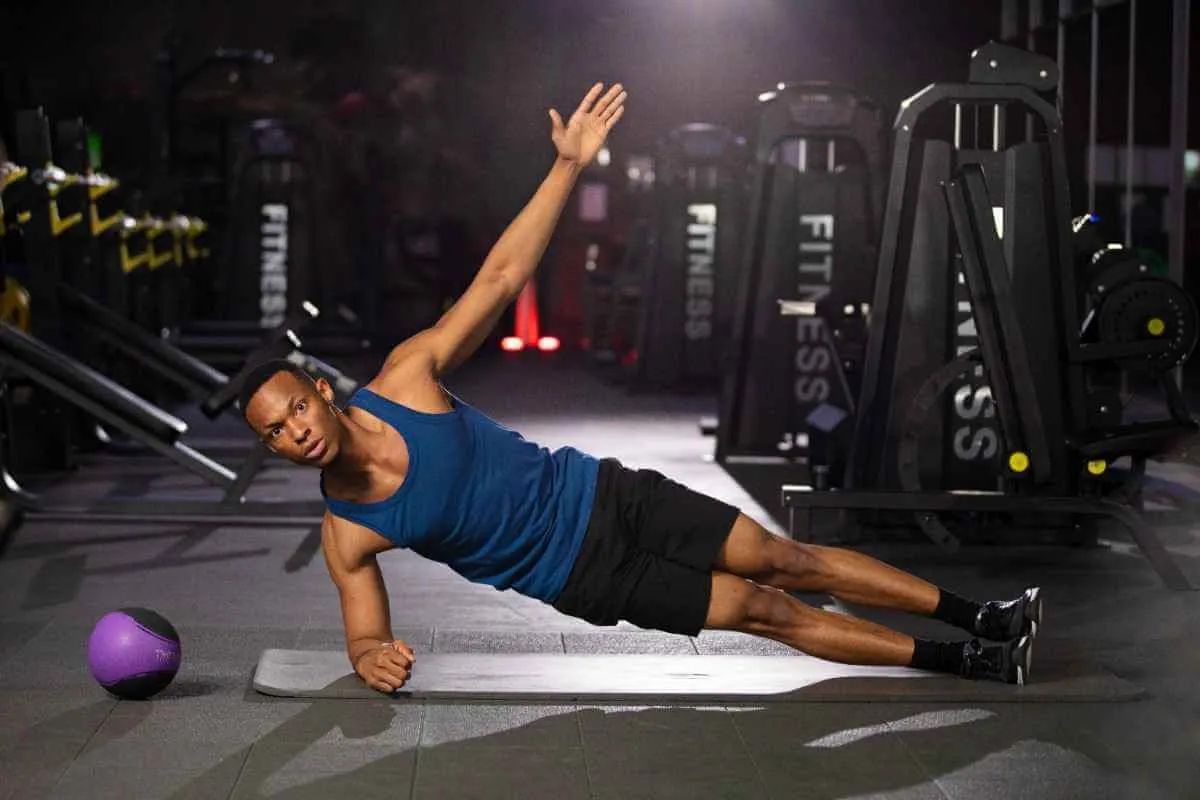 full-shot-fit-man-training-gym (1)